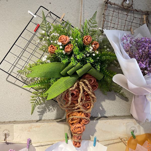 Påske vårkrans for inngangsdør påske gulrotformet krans med kunstige tulipaner påskekransdekor