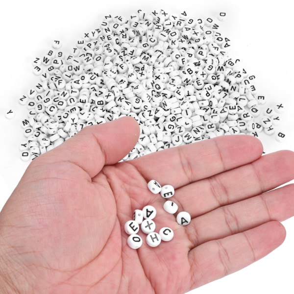 1000 stk hvite perler svart engelsk alfabet perle DIY Akryl runde smykker Klær tilbehør