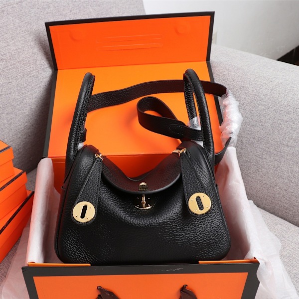 Lindy Sort Læder Messenger Taske 26cm med Gulddetaljer Large black gold button 26cm