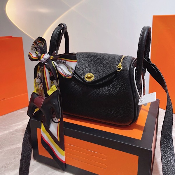 Lindy Sort Læder Messenger Taske 26cm med Gulddetaljer Large black gold button 26cm