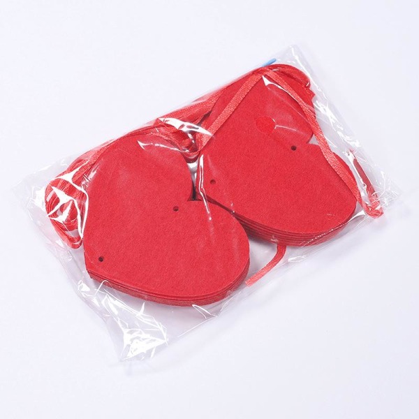 10 röda filtkransar hängande i form av ett hjärta - inget gör-det-själv hemmakontorsbröllop