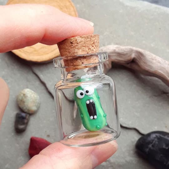 Miniatyyrilasinen Huutava Kurkku Pullossa