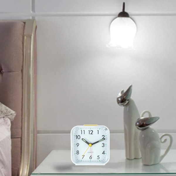 Liten batteridriven analog väckarklocka tyst icke tickande
