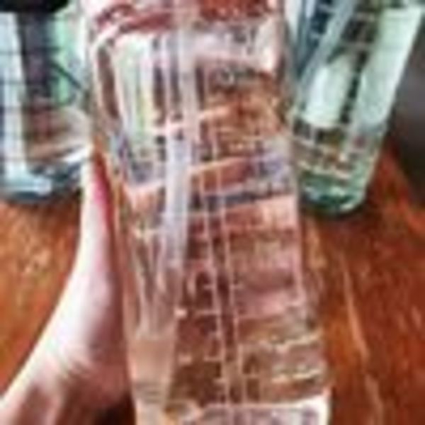 2L juomapullo, urheilupullo, vesipullo, juomapullo, juomapullo pillillä, aikanäyttö, läpinäkyvä pinkki