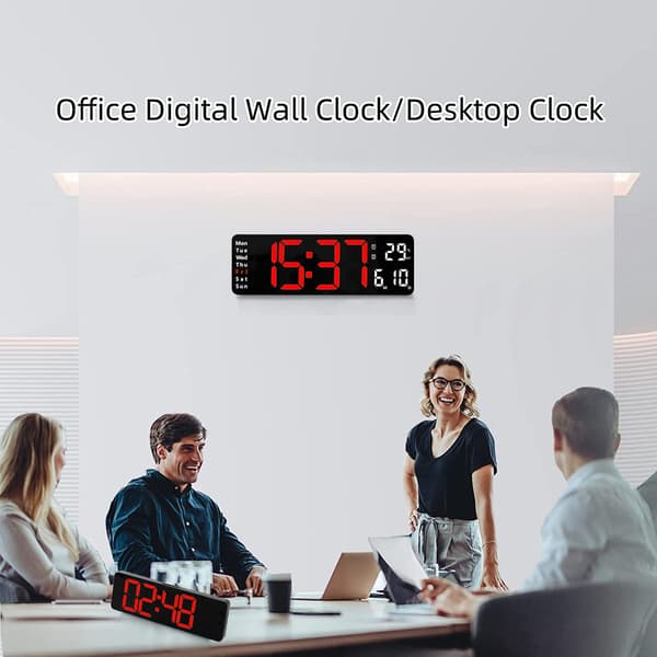 Stor digital väggklocka med tid, datum och temperaturvecka