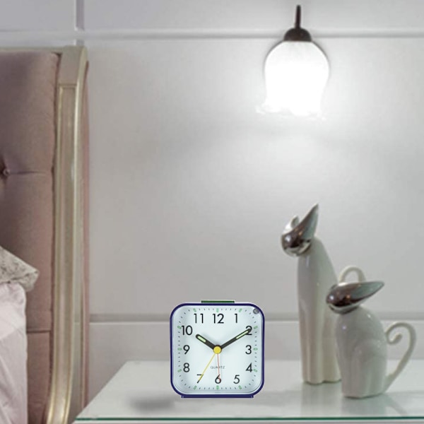 Liten batteridriven analog väckarklocka tyst icke tickande