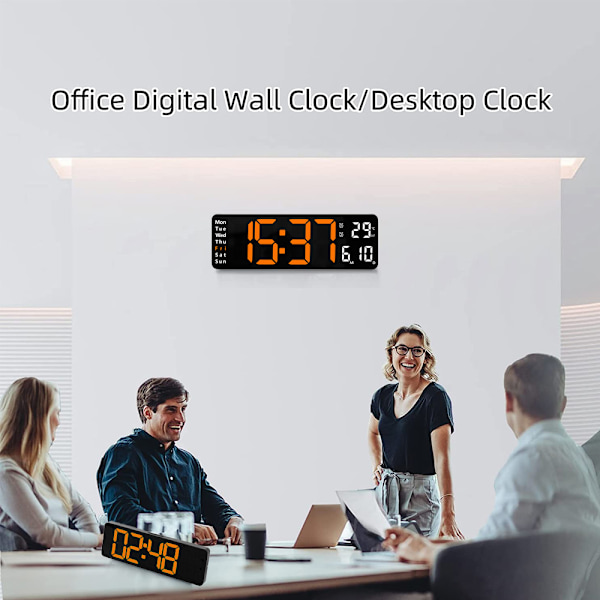Stor digital väggklocka med tid, datum och temperaturvecka