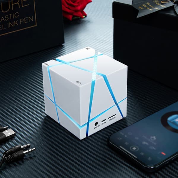 Qone Magic Cube Värikäs Langaton Bluetooth-kaiutin Mikrofonilla Handsfree