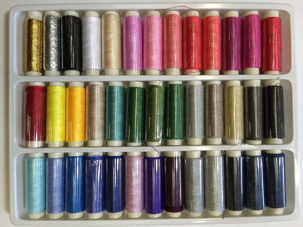 39 Farvede Polyester Sytrådsruller, 200 Yard per Rulle