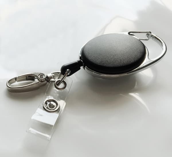 Infällbar märkesrulle med klolås och klämma för ID-korthållare (2-pack)