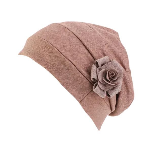 Turbanmössa med vacker blomma ros i beige khaki