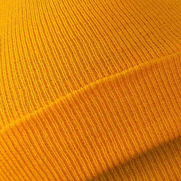 Höst- och vintermössa i stickad enfärgad design för dam och herr dark yellow