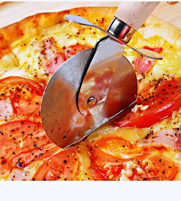 Pizzaskärare med trähandtag