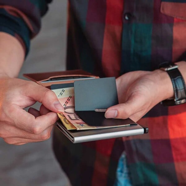 Kolfiber Pop-up Korthållare med RFID-skydd PU