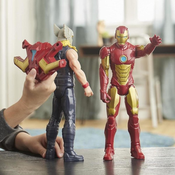 Avengers Titan Hero Series Blast Gear Iron Man actionfigur, 12-tums leksak, med avfyrningsramp, 2 tillbehör och projektil, från 4 år och uppåt, röd