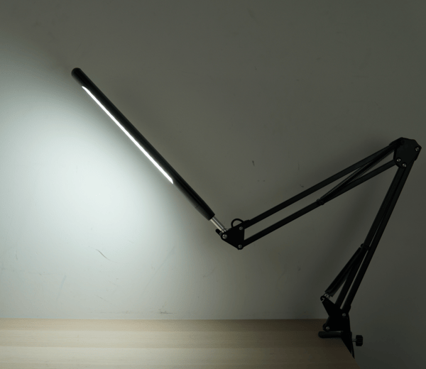 LED skrivebordslampe med justerbar svingarm Sort