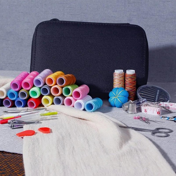 Sysett med tråd, nåler, saks, målebånd, sprettekniv m.m. - 98 deler Multicolor multifärg