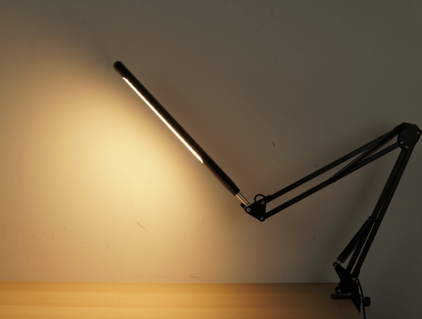LED skrivebordslampe med justerbar svingarm Sort