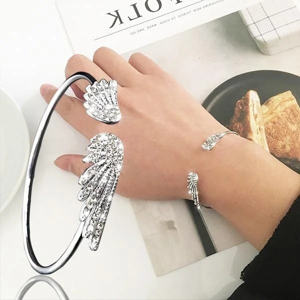 Fashion Statement Angel Wings Diamond Justerbart öppet armband för kvinnor Skicka flickvän Födelsedagsfest Lyxiga smycken present Silver Plated