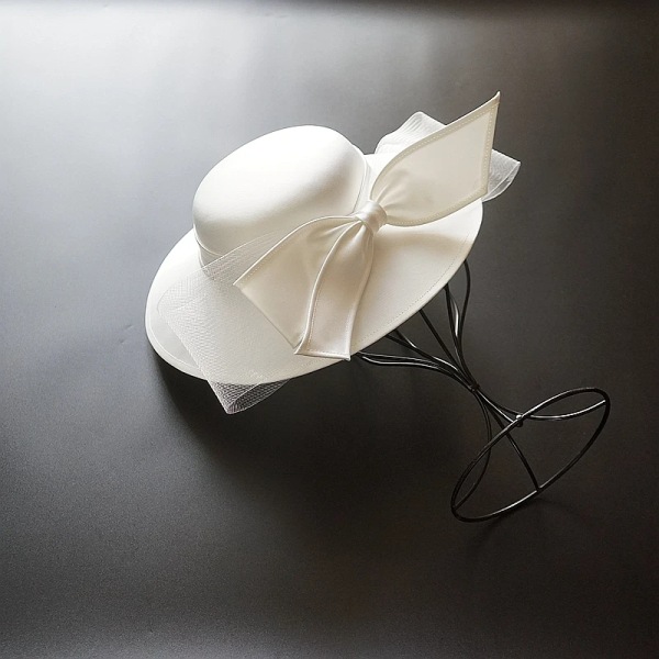 Fransk svart bownot satänghatt Kvinnor Bankett Elegant brittisk kändisklänning Fascinator Brud Bröllop Vit Fedora-hatt White M 56-58cm