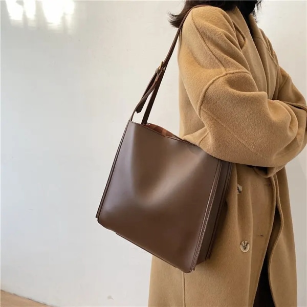 Kvalitet Kvinnor Tygväska Shoulder Läder Handväska 2024 Designer Lyxväska Stor kapacitet Enfärgad Shopper Bag Kvinnor Bolsos Dark Brown