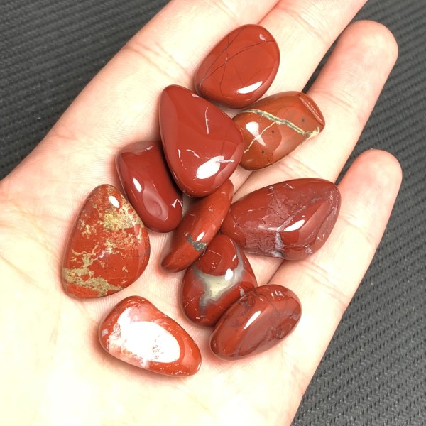 Vackra naturliga röda jade tumlade stenar karneol kristall rå ädelsten polerad sten heminredning som gåva