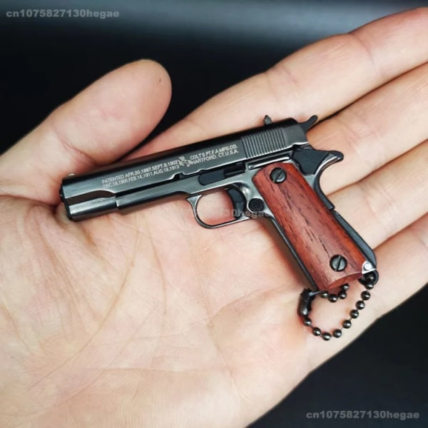 1:3 Metal Pistol Toy Gun Miniatyrmodell Beretta 92F Nyckelring Högkvalitativ samling Leksakspresenter Militär samlarobjekt 2024 Ny 16