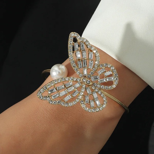 Lyxig ihålig lysande pärla Diamond Butterfly Open Justerbart armband för kvinnor Vintage Butterfly Armband för kvinnor Smycken Present Gold-color