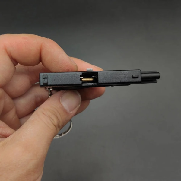 Shell Ejecting 1:3 Glock Alloy Empire Miniatyr Toy Gun Nyckelring Jedi Survival Pistol Modell Löstagbar soldatutrustning för pojke 2