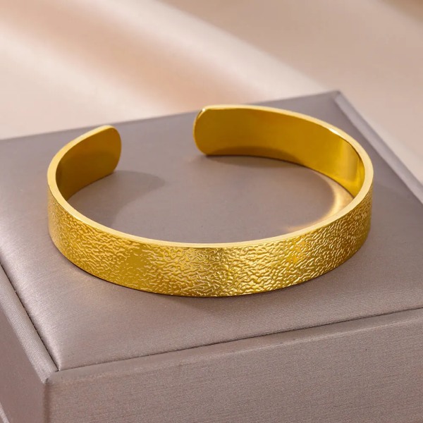 Armband med matt textur för kvinnor Armband i rostfritt stål Guldpläterade Enkel öppningsarmband Estetisk designer smycken present B1356G