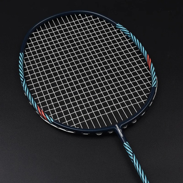 Högkvalitativ offensiv racket strängad 100 % kolfiber badmintonracket Ultralätt professionell 22-30 LBS racket med väska Vuxna Black
