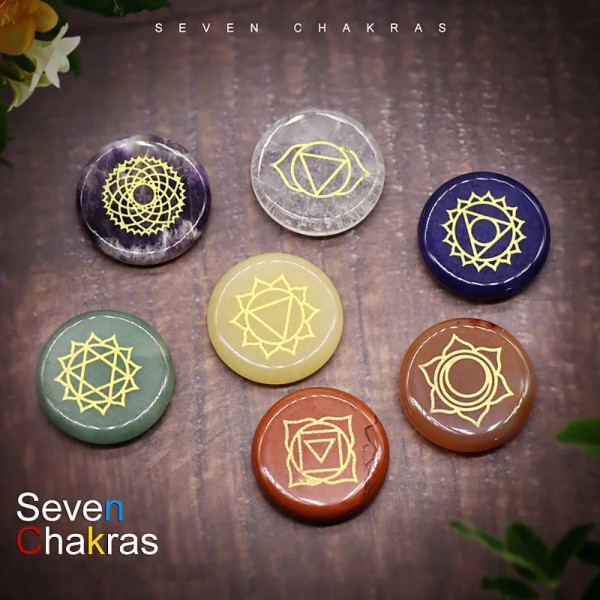 7 Chakra Kristallstenar Naturlig Reiki Healing Kristaller Ädelstenar Graverad Symbol Tumbled Polerad Sten Kit Meditationsterapi Gravel Stones Box