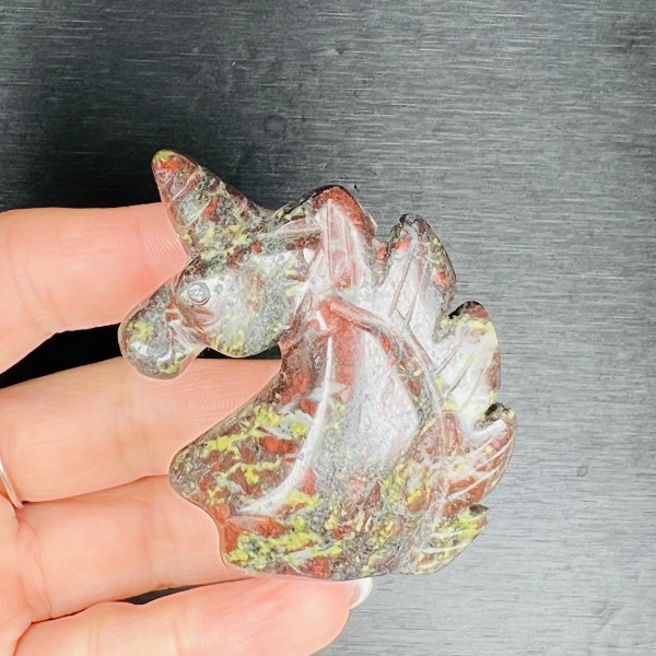 2" snidad fantasiametist enhörningsskalle med naturlig kvartskristallskalleläkning dragon blood stone