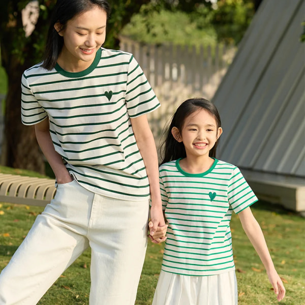 Matchande familjekläder för barn 2023 Sommar Mamma och dotter Matchande kläder T-shirt för flickor Strip Barnkläder 22322023 Green White Kid S
