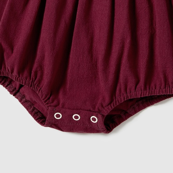 Familjematchande patchficka med kortärmad knäppningsklänning med bälte och randiga kortärmade T-shirts Burgundy BabyGirl3-6M