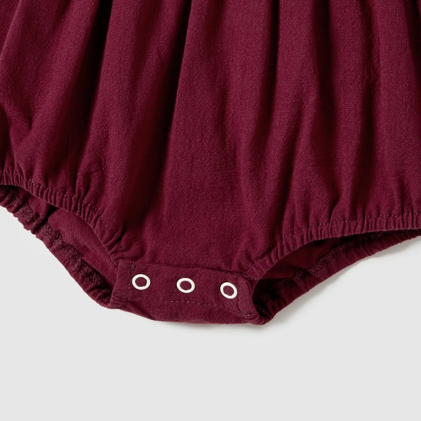 Familjematchande patchficka med kortärmad knäppningsklänning med bälte och randiga kortärmade T-shirts Burgundy WomenL