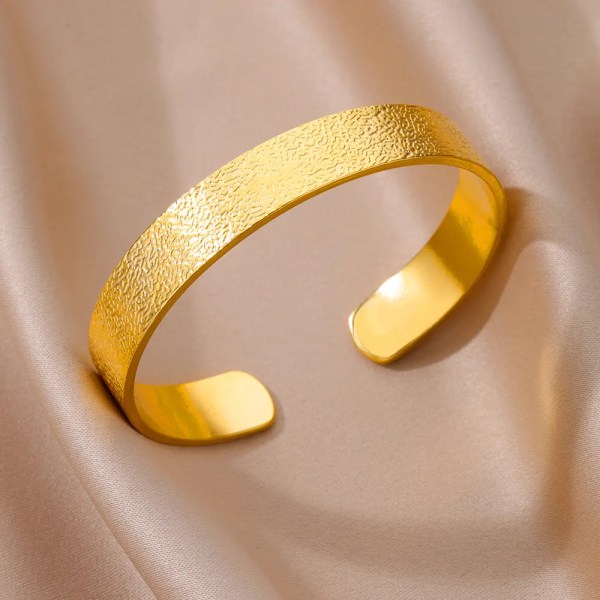 Armband med matt textur för kvinnor Armband i rostfritt stål Guldpläterade Enkel öppningsarmband Estetisk designer smycken present B1356G