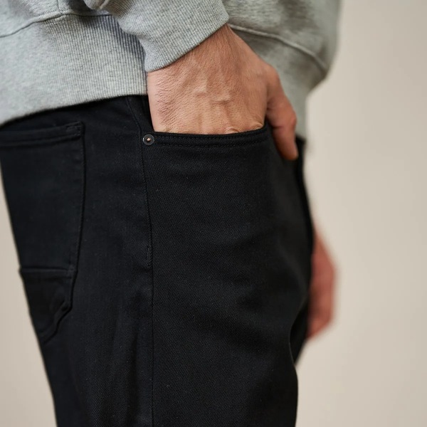 2023 våren nya bekväma avsmalnande svarta jeans män 15 uns vintage fleecebyxor Plus size jeansbyxor Black 29