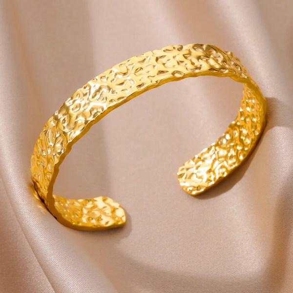 Bred textur armband i rostfritt stål för kvinnor guldpläterade flerskiktsöppningsarmband Designer smycken Enkel estetisk present B1366G