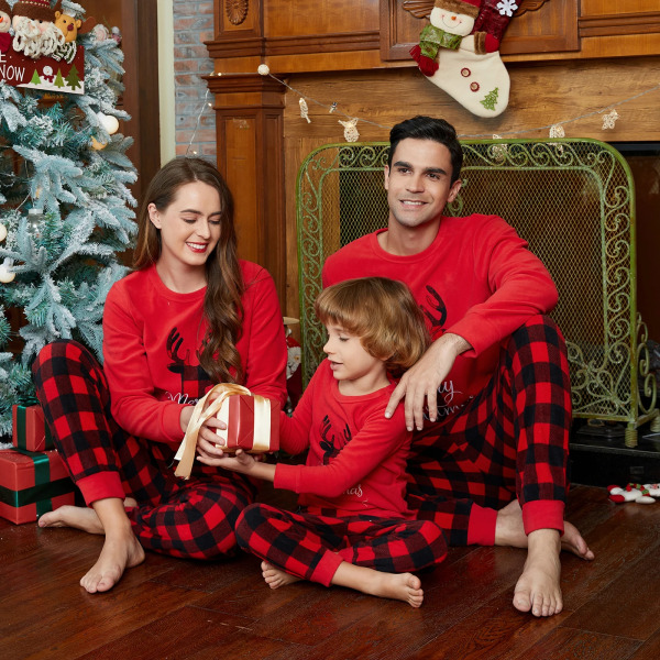 Julhjort och brevbroderade röda familjematchande långärmade pyjamasset i polarfleece (flammsäker) Red Kids 2 Years