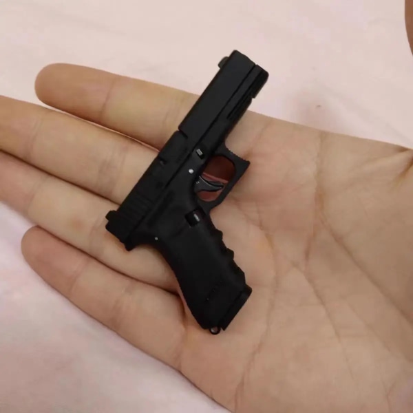 Shell Ejecting 1:3 Glock Alloy Empire Miniatyr Toy Gun Nyckelring Jedi Survival Pistol Modell Löstagbar soldatutrustning för pojke 2