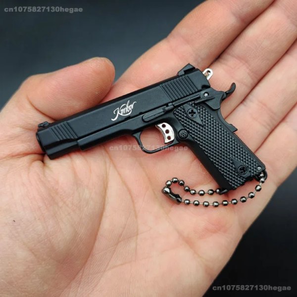 1:3 Metal Pistol Toy Gun Miniatyrmodell Beretta 92F Nyckelring Högkvalitativ samling Leksakspresenter Militär samlarobjekt 2024 Ny 24