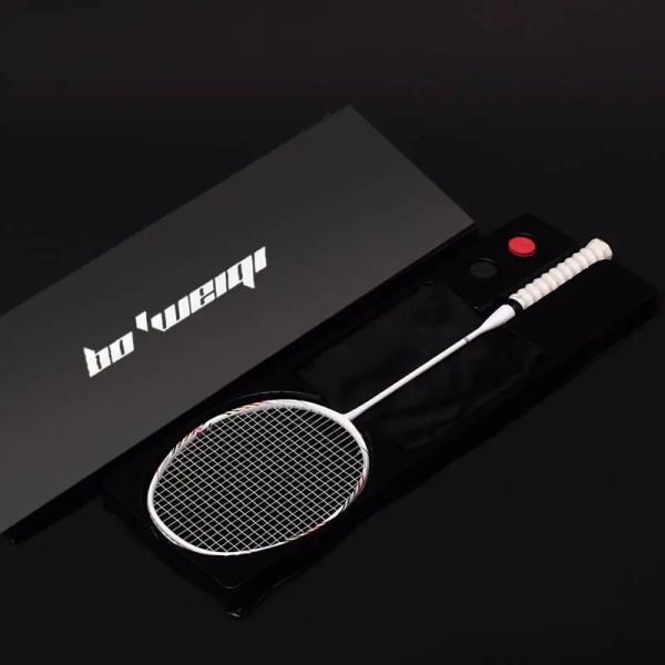 Ultralätt 8U kolfiberbadmintonracket med presentförpackning 24-30LBS Professionell racket Offensiv racketsträngar Väskor Overgrip White with box