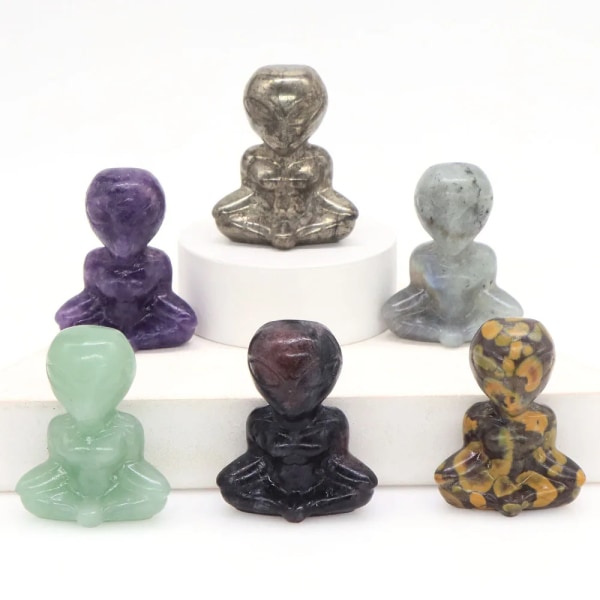 1,6" Yoga Alien Naturlig läkande sten Kristall snidad abstrakt konsthantverk Meditationsfigur Vardagsrum Sovrum Dekoration Present Garnet 10pcs