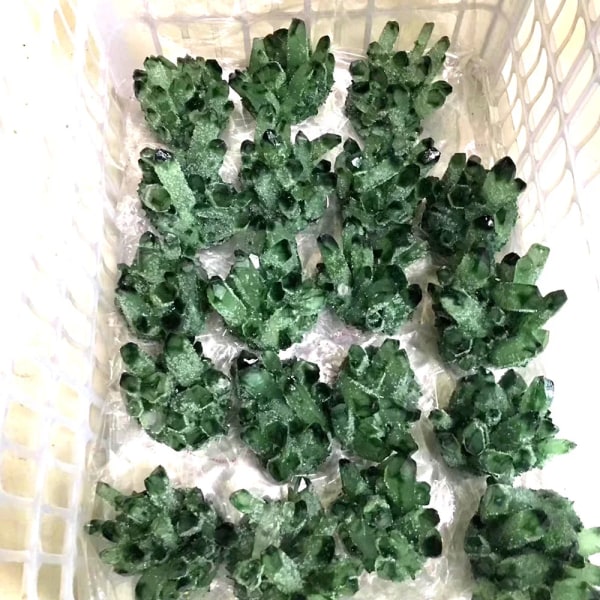 Vackert naturligt grönt spöke fantomkvartskristallkluster råmalmläkningskristaller mineralprov Heminredning 400-500g