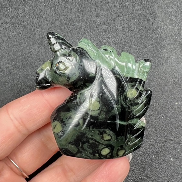 2" snidad fantasiametist enhörningsskalle med naturlig kvartskristallskalleläkning malachite