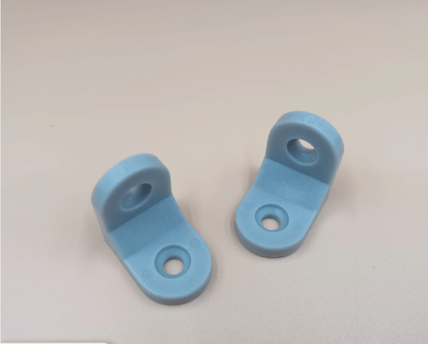 Skåpspartitionsfäste, rätvinklig plasthörnkod, möbelbeslag, skåpsfixering Two hole corner code [black]