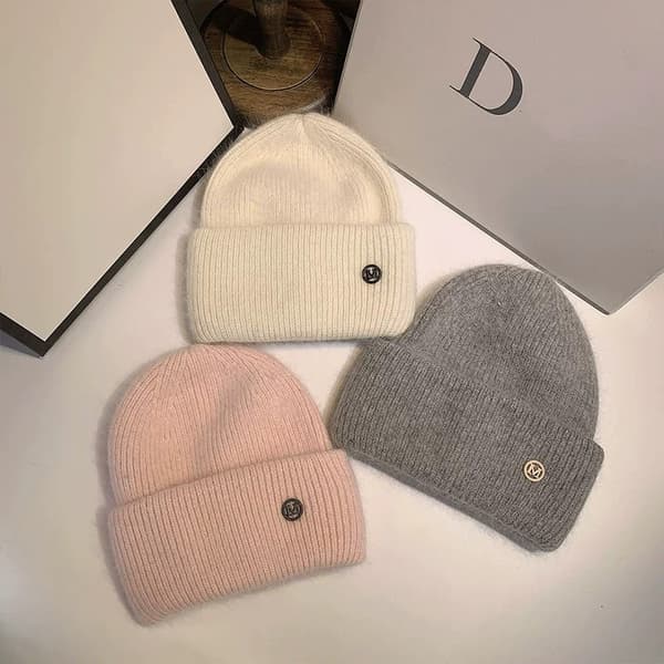 Stickad Vintermössa, Stickad Mössa med Bokstav, Mångsidig Varm Mössa, Höst- och Vintermössa med Öronskydd beige