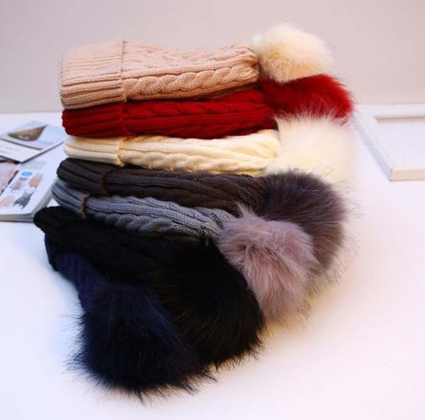 Vintermössa för damer, ull, kabelstickad, tofs, varm pompom white