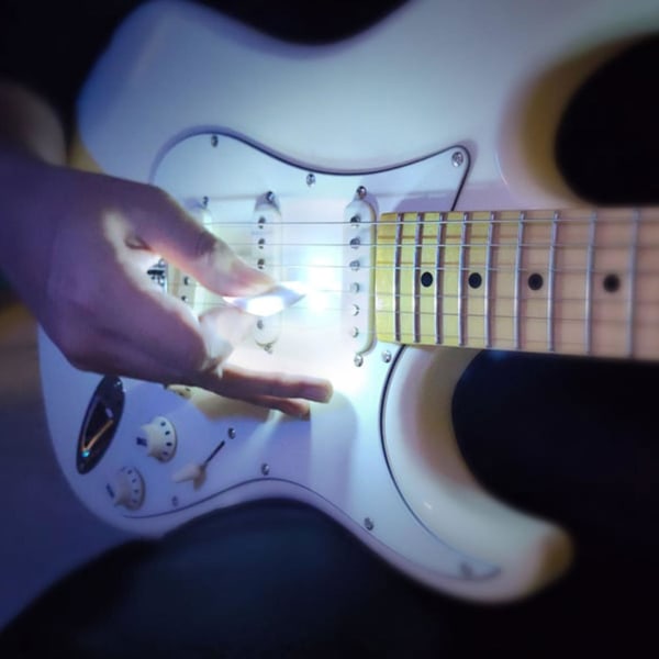 1 st gitarrval Gitarrplockar Akustiska LED-gitarrplockar Ukuleleplockar（Vita）